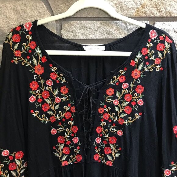 Solitaire Floral Rose Embroidered Lace up Neckline Top Black Red Large feminine - Picture 5 of 8